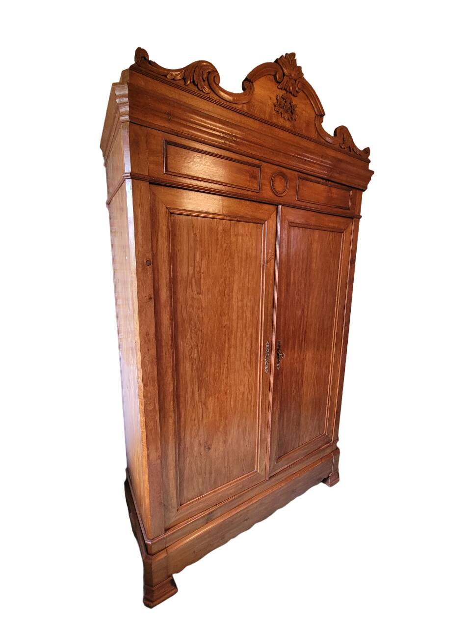 Armoire ancienne à corniche sculptée