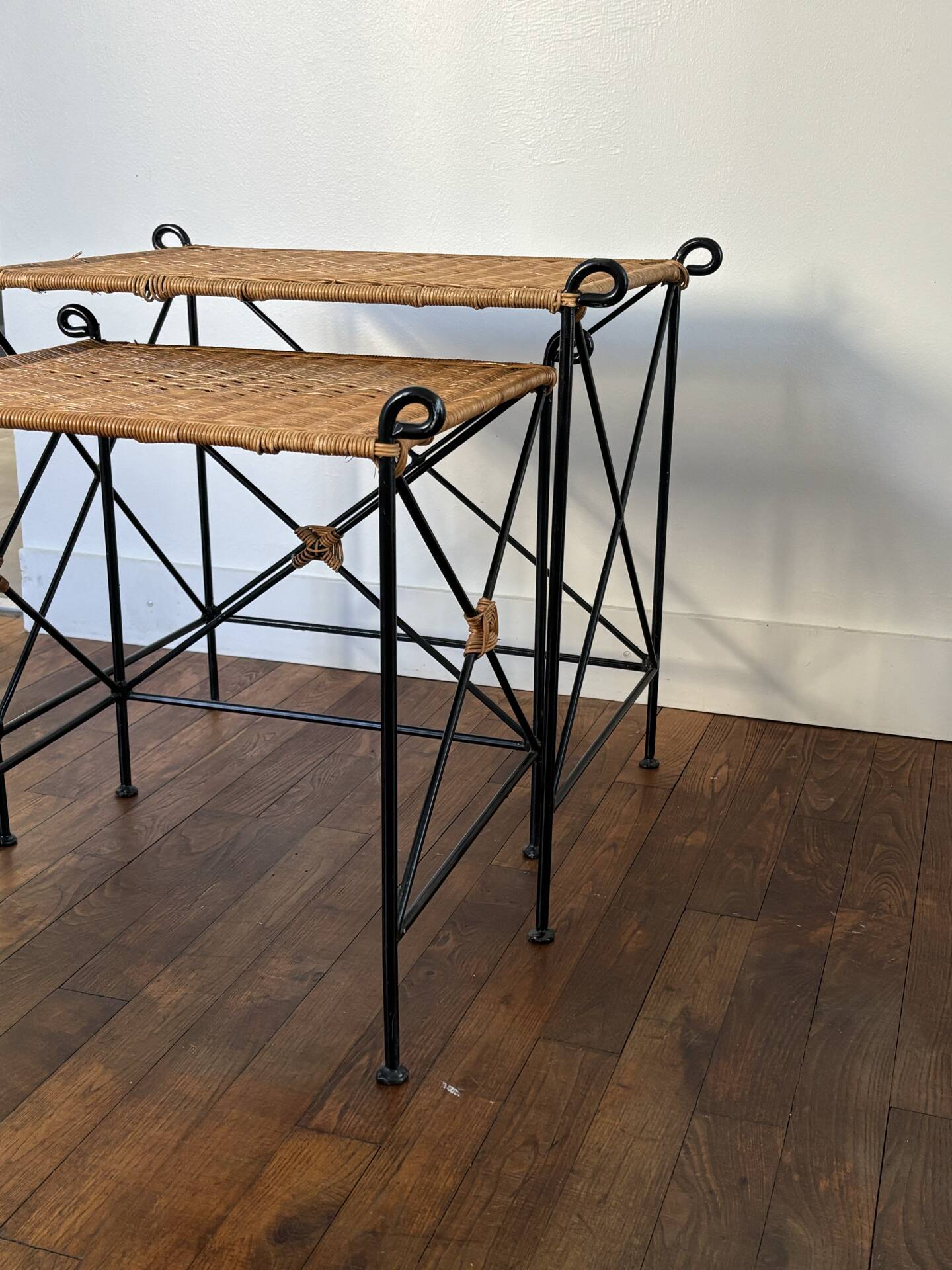 Tables d’appoint en fer forgé et rotin tressé