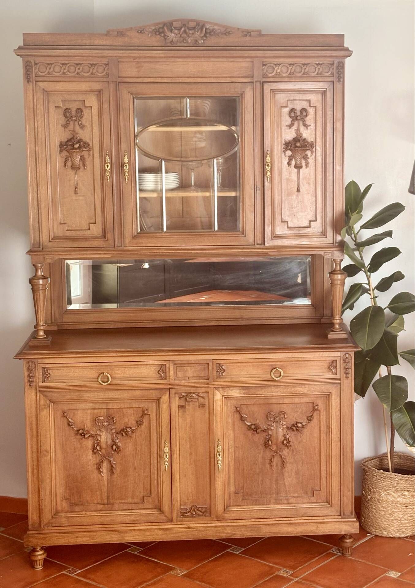 Buffet deux corps en style Louis XVI en chêne sculpté avec miroir – Born