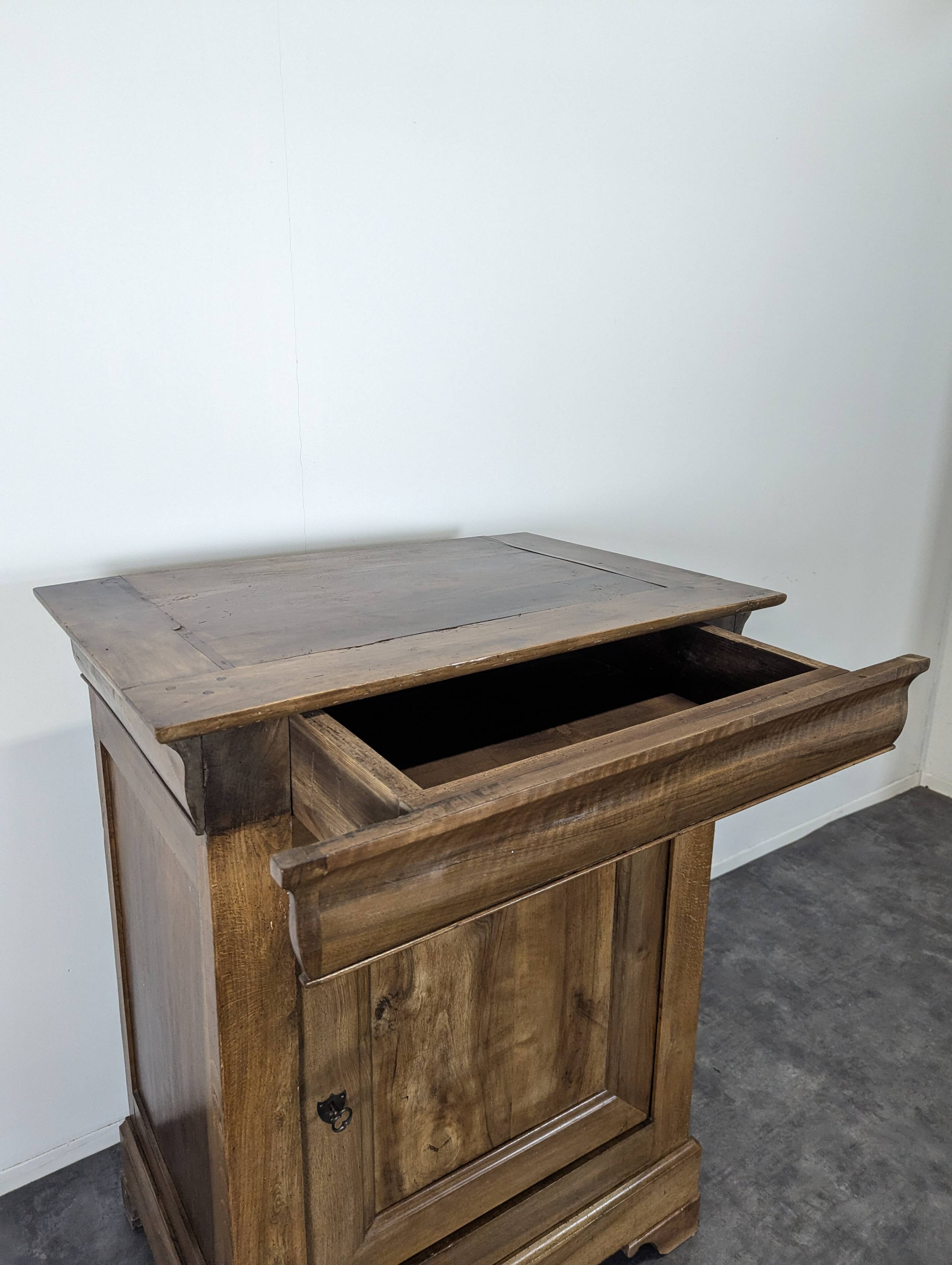 Walnut confiturier in Louis Philippe style