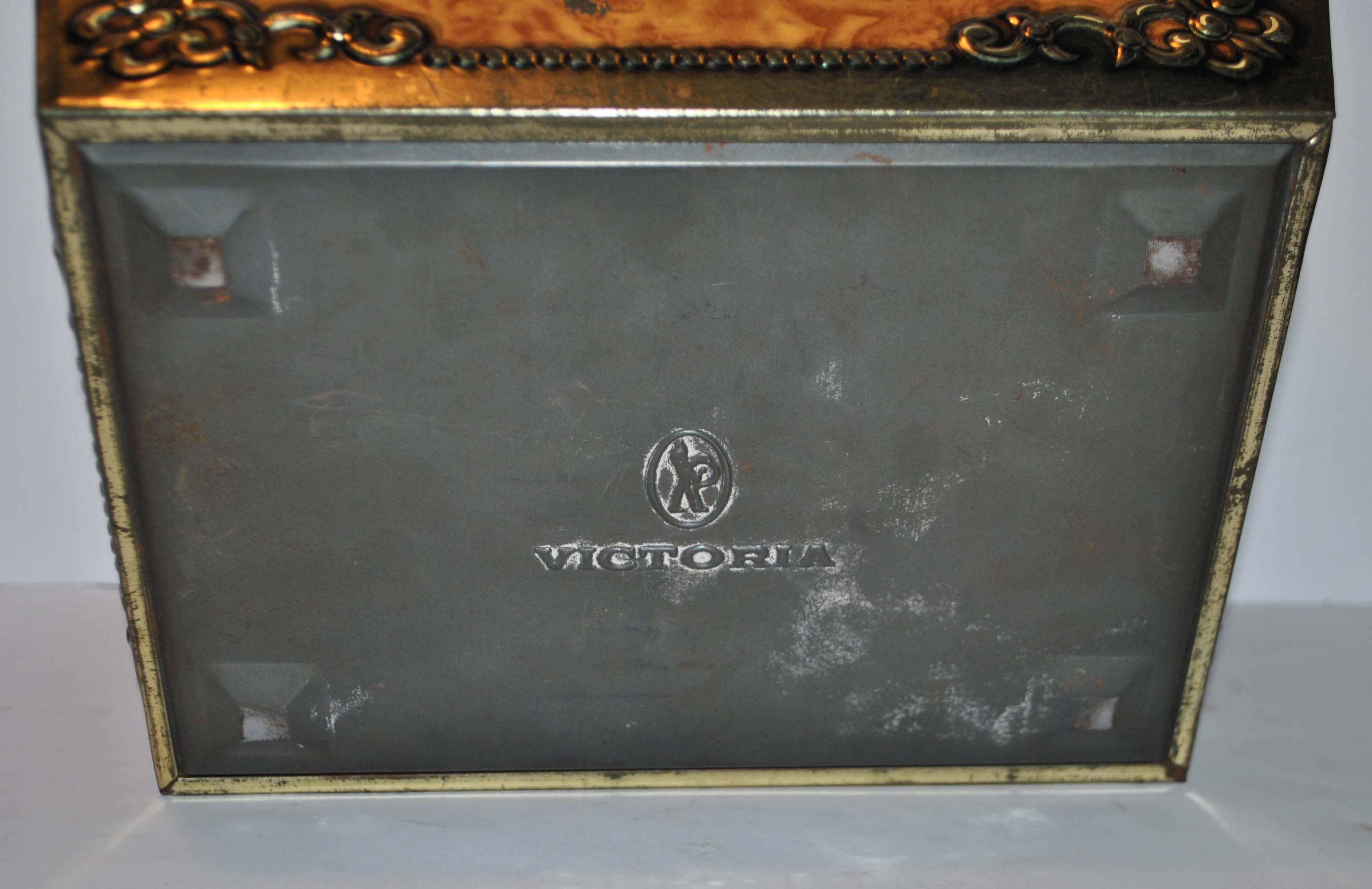 Antique biscuit box in golden sheet - Victoria metal box