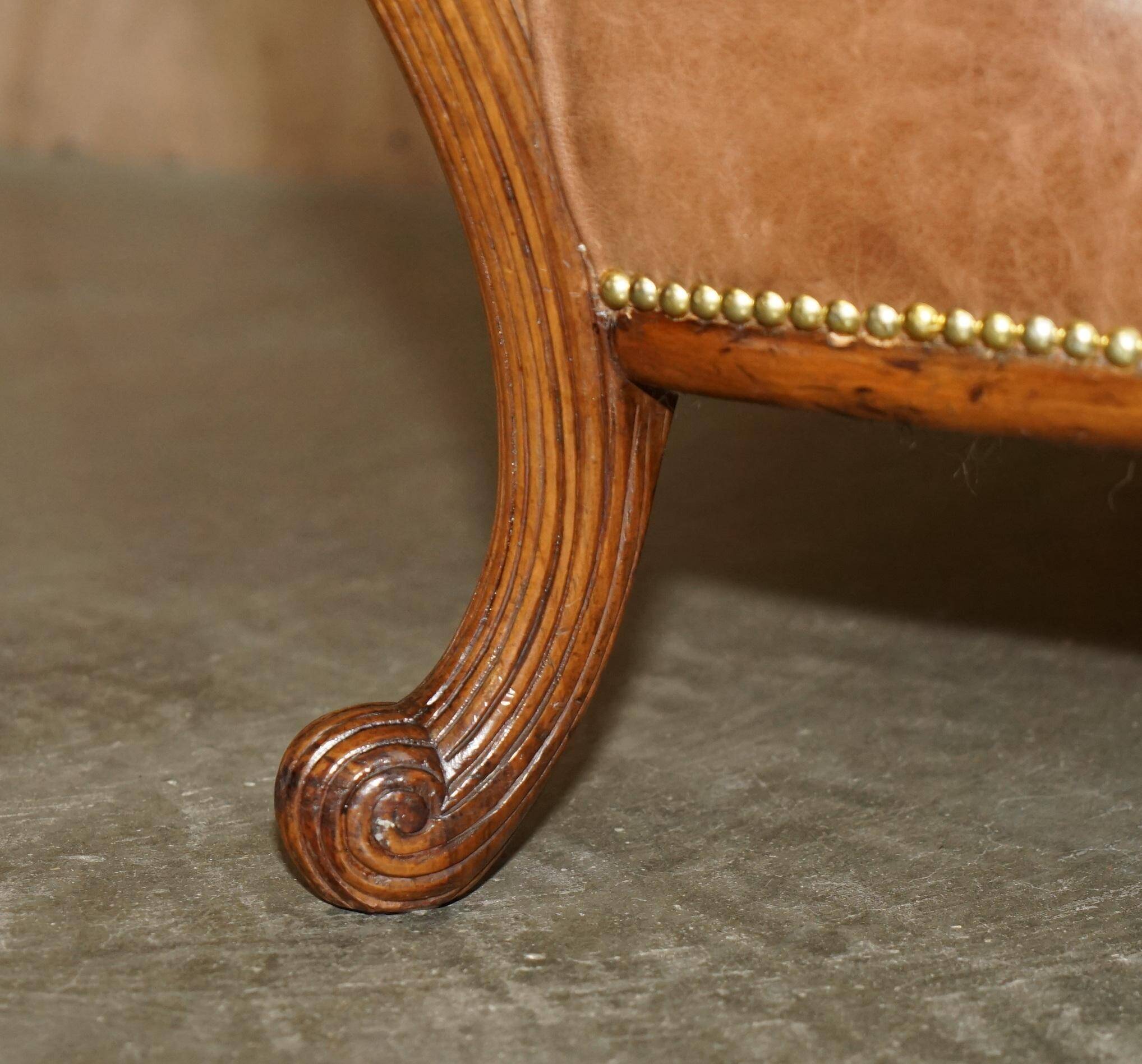 Chesterfield Regency 1810 antique canapé restored in leather with a carved frame.