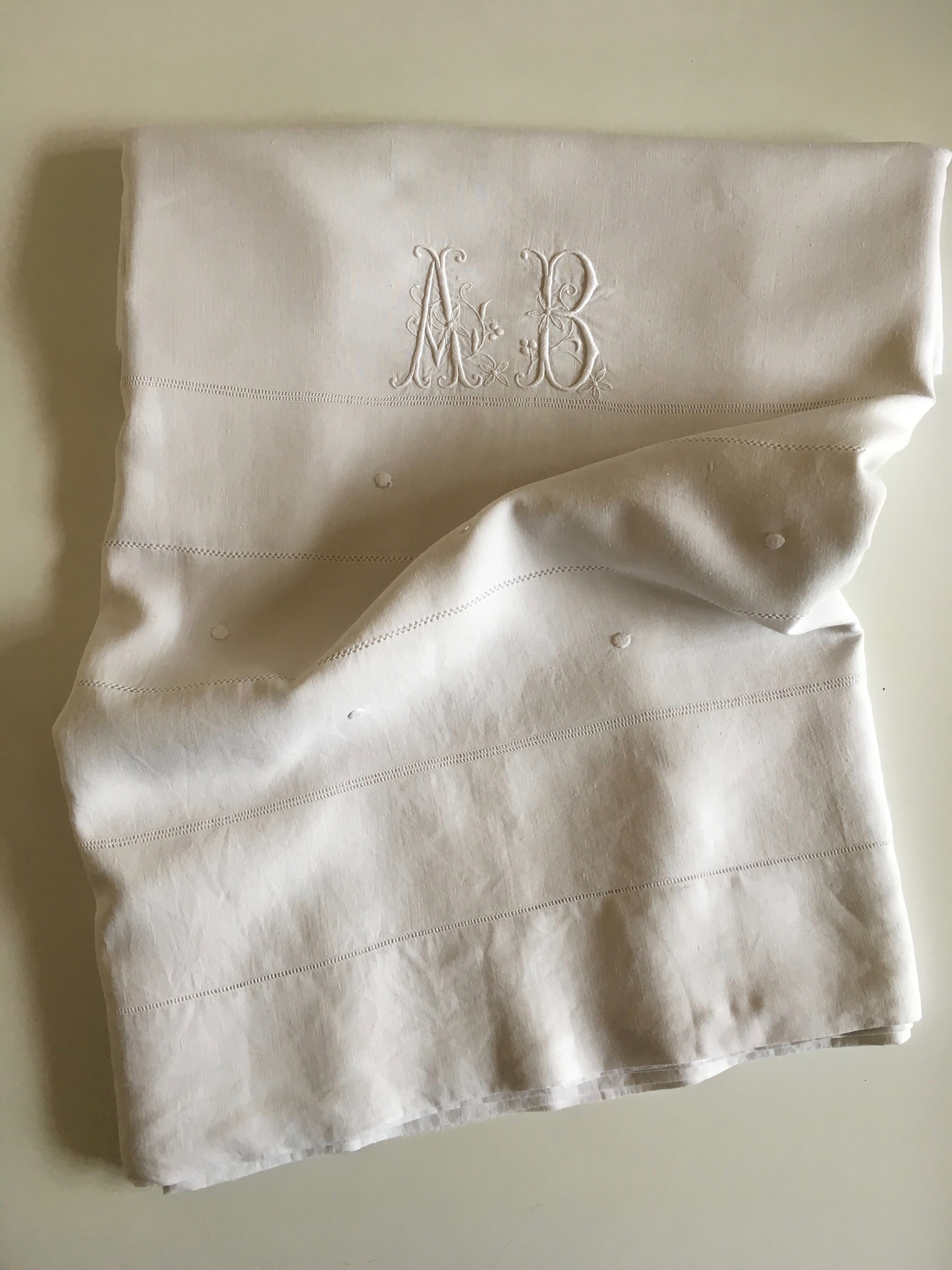 Drap en fil de lin 19e brodé de pois monogramme AB lettres anglaises