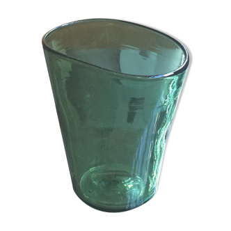 Vase irrégulier en verre vert soufflé bouche