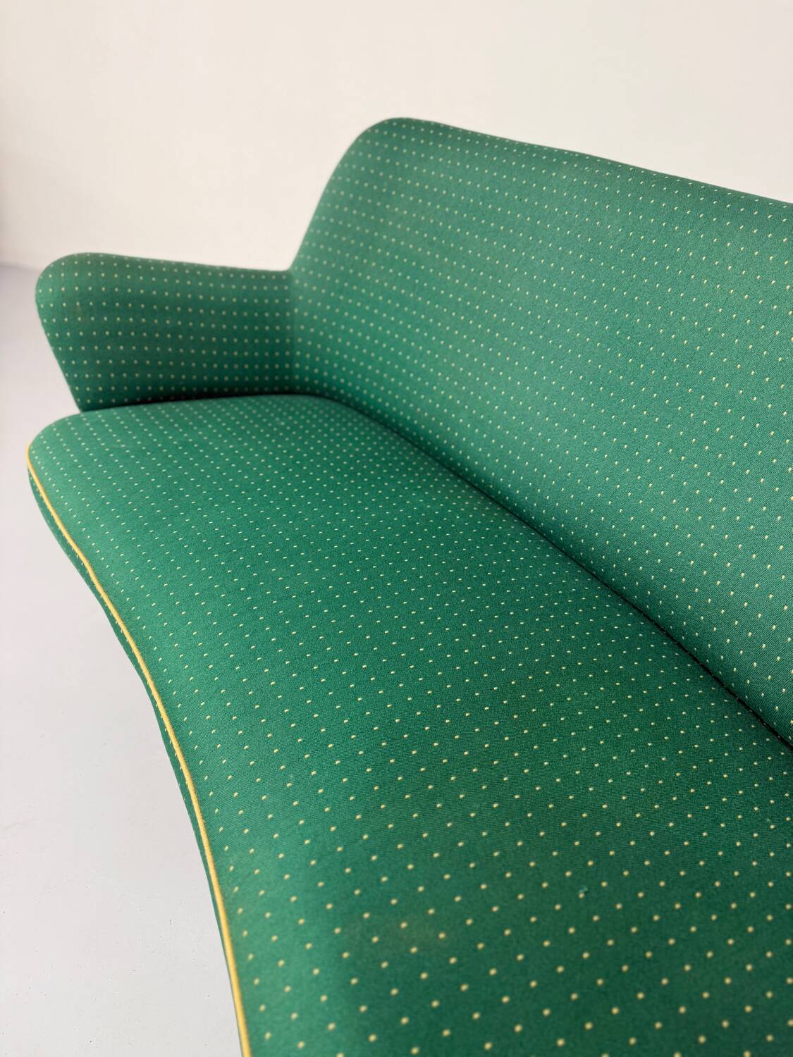 Ancien canapé haricot cocktail vert vintage design des années 50