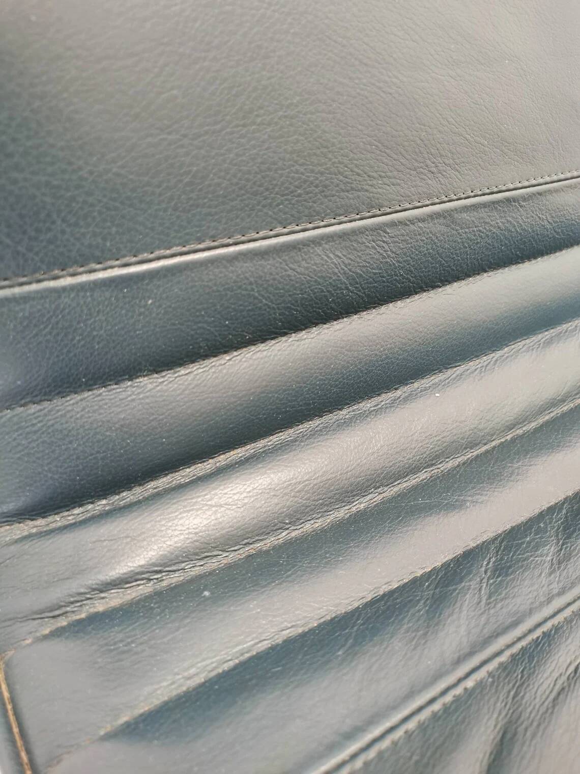 Fauteuil lounge vintage en cuir bleu marine : structure tubulaire chromée, style italien futuriste