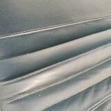 Fauteuil lounge vintage en cuir bleu marine : structure tubulaire chromée, style italien futuriste