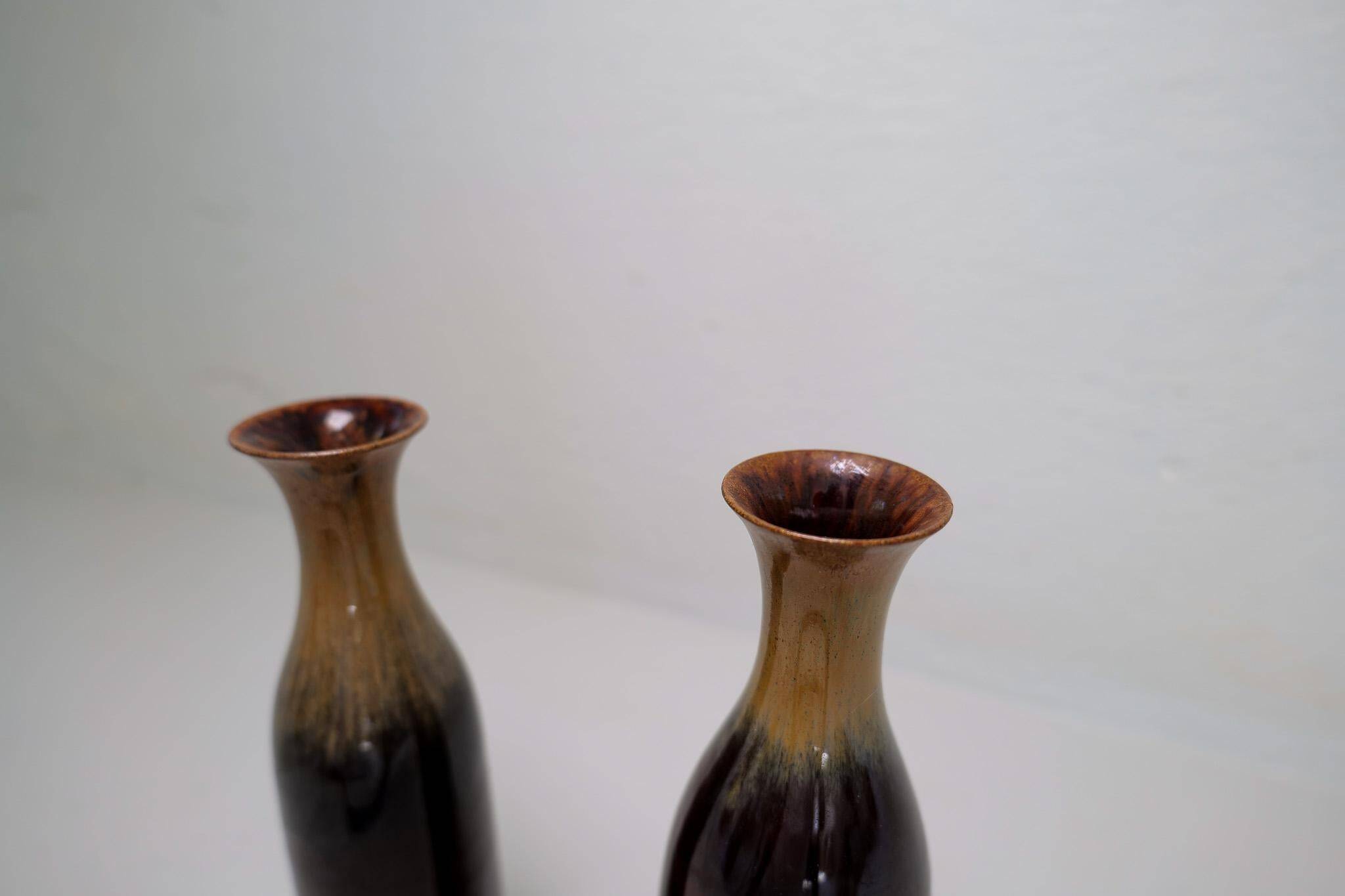 Modern Scandinavian pair of vases/bottles in ceramic by Carl-Harry Stålhane, Sweden.