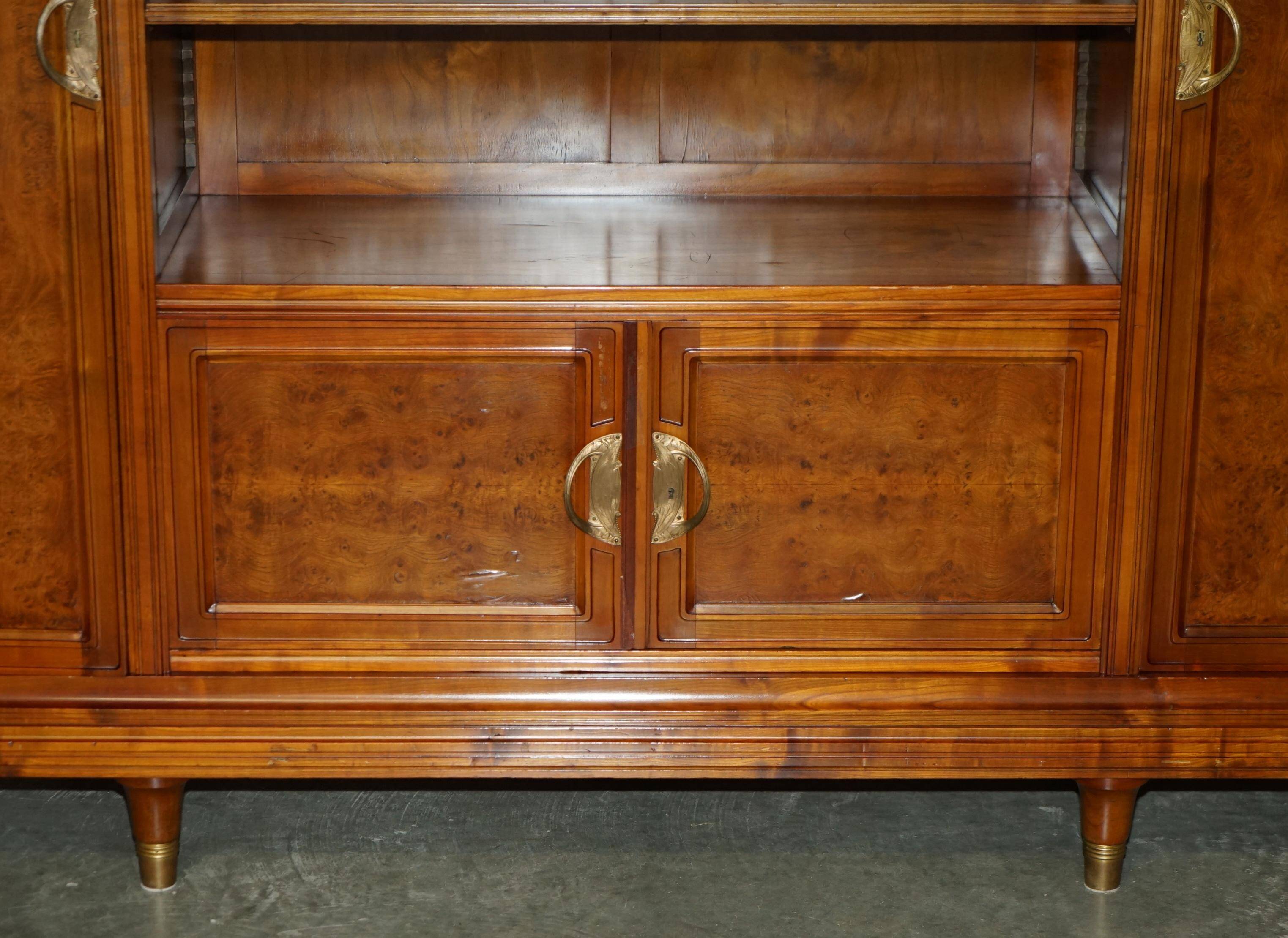 Bibliothèque-armoire Art Nouveau en noyer burr et chêne par Léon Jallot
