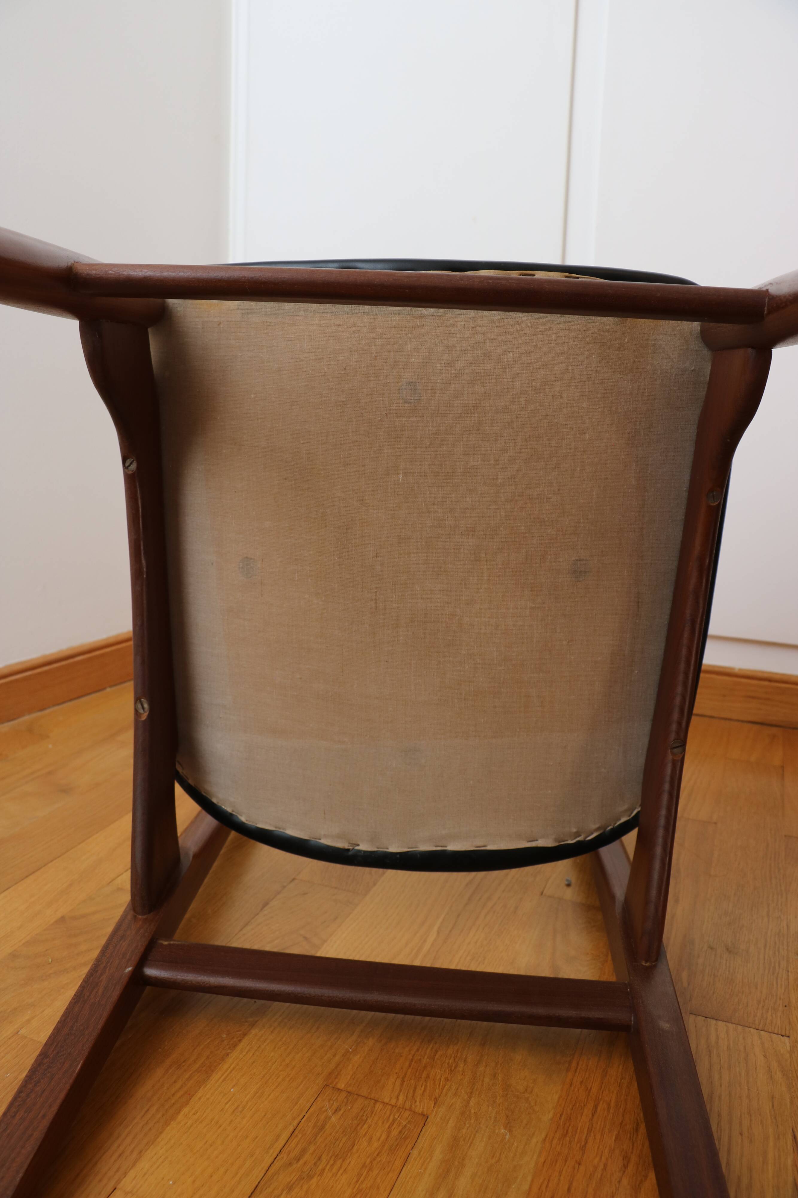 4 Scandinavian chairs in solid wood and black imitation leather