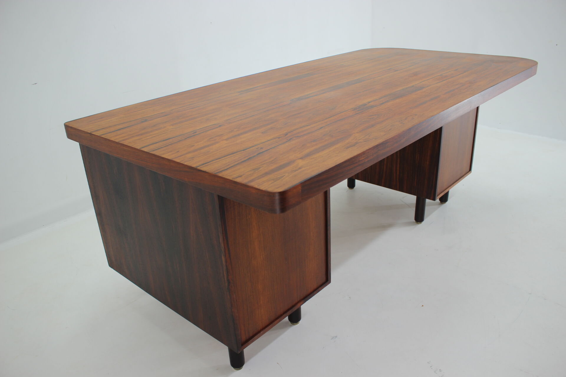 1960s Large exclusive free standing palisander desk