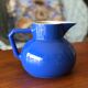 Pichet bleu en porcelaine