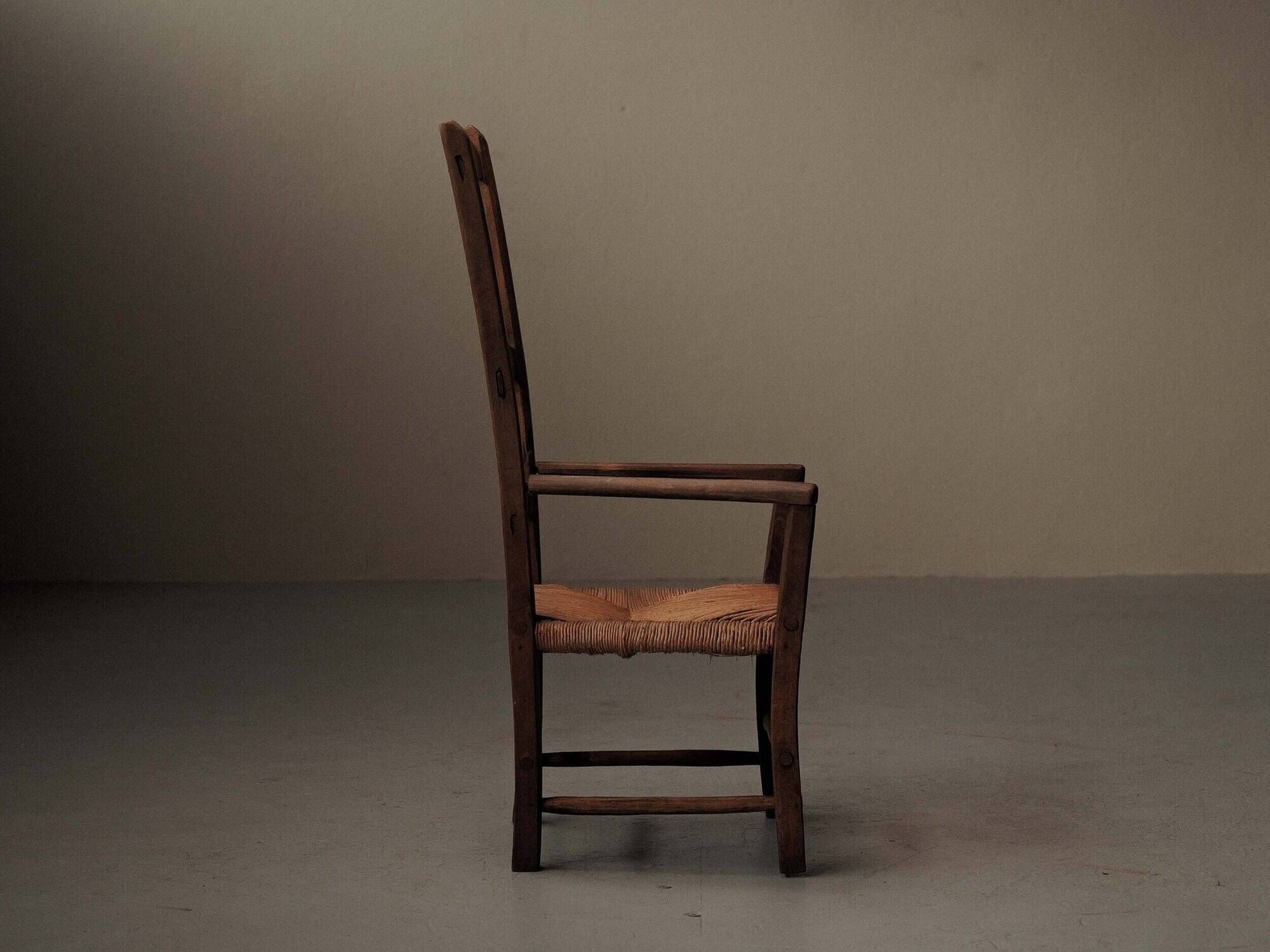 Old peasant armchair in solid wood and woven straw – Auvergne, 19th century.