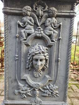 Grandes jardinières anciennes en fonte sur piédestal