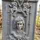 Grandes jardinières anciennes en fonte sur piédestal