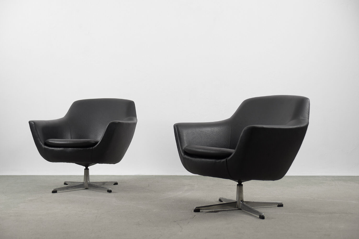 Fauteuils pivotants noirs, 1970