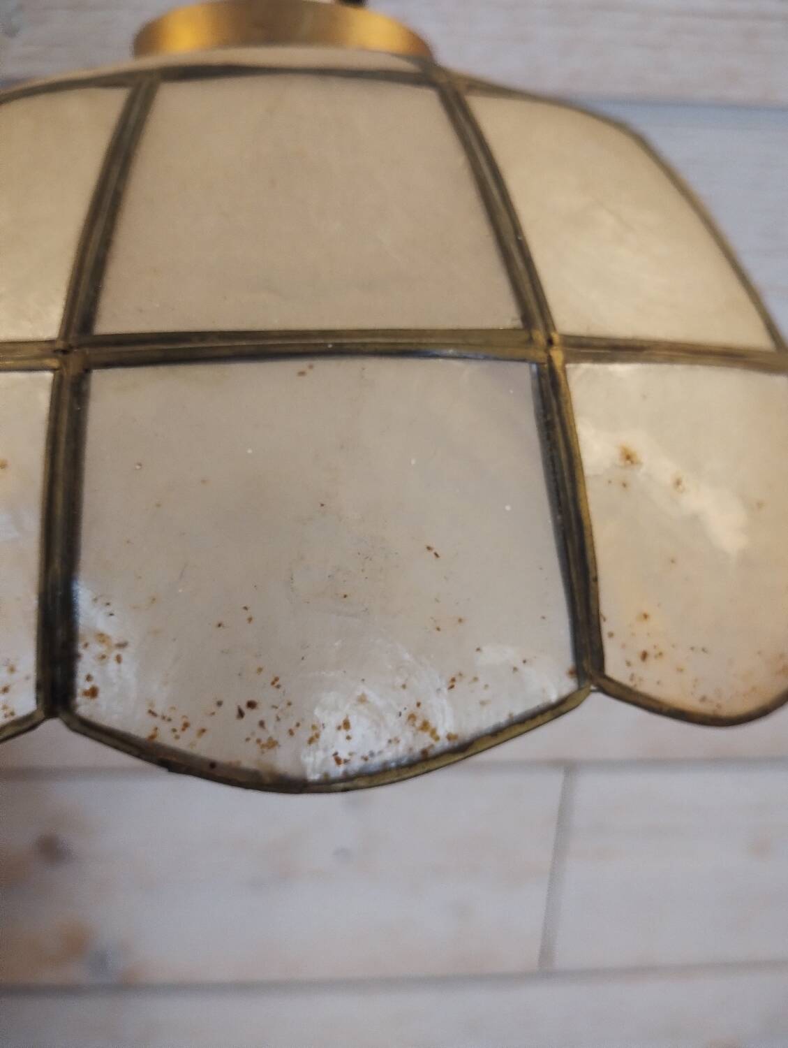 Mother-of-pearl suspension