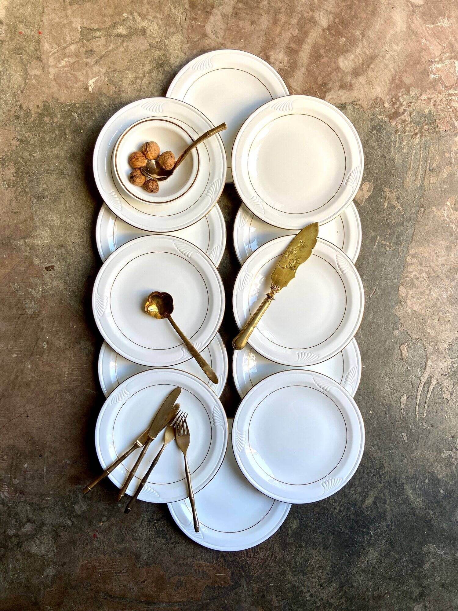 12 Corning dinner plates in white and gold porcelain