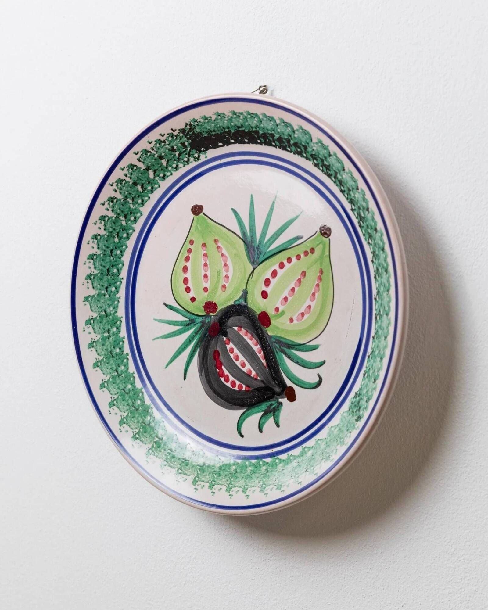 XXL vintage wall or collector's plate in ceramic - hand-painted fruit pattern, 3 figs - Sicily, Italy, 1960s - retro decoration, elegant gift idea