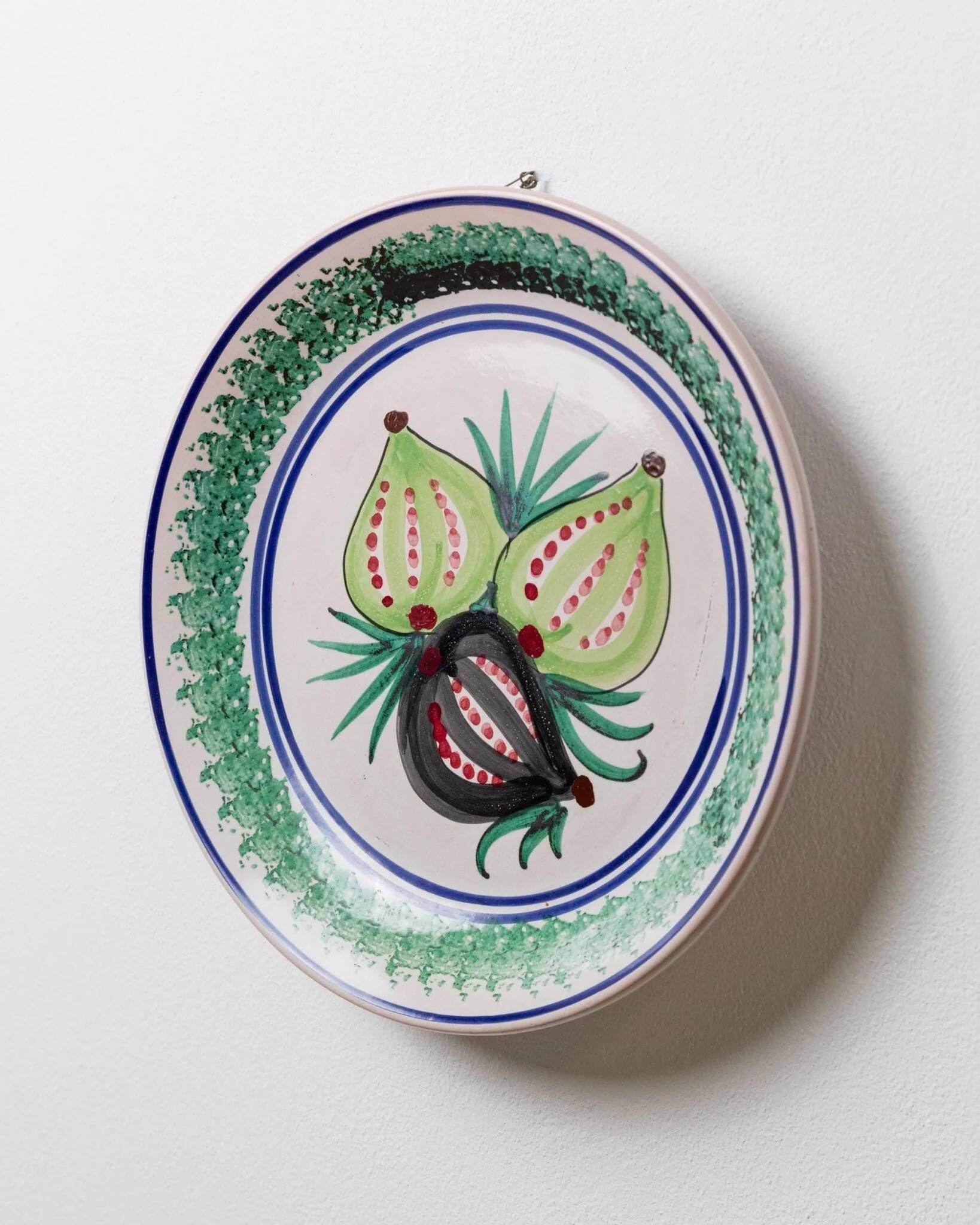 XXL vintage wall or collector's plate in ceramic - hand-painted fruit pattern, 3 figs - Sicily, Italy, 1960s - retro decoration, elegant gift idea