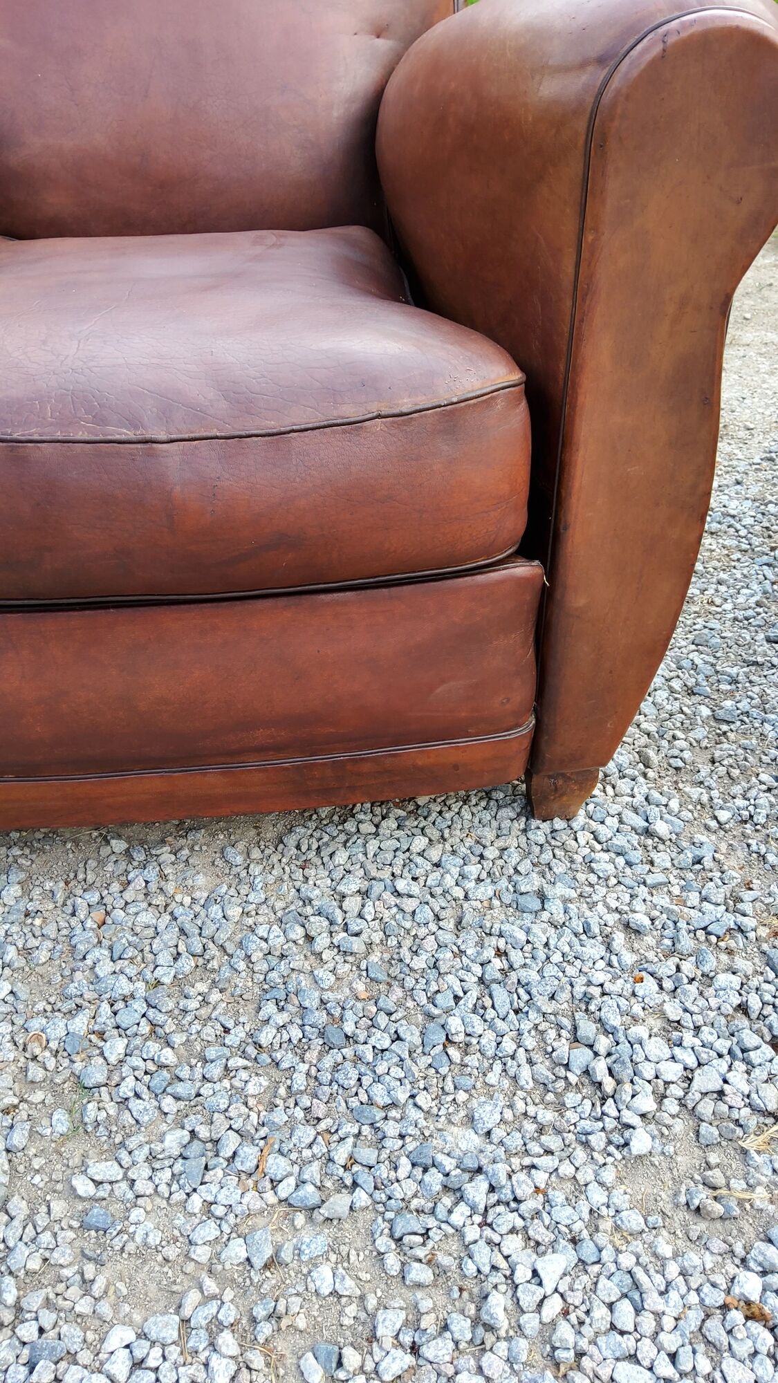Paire de fauteuils club en cuir brun des années 30