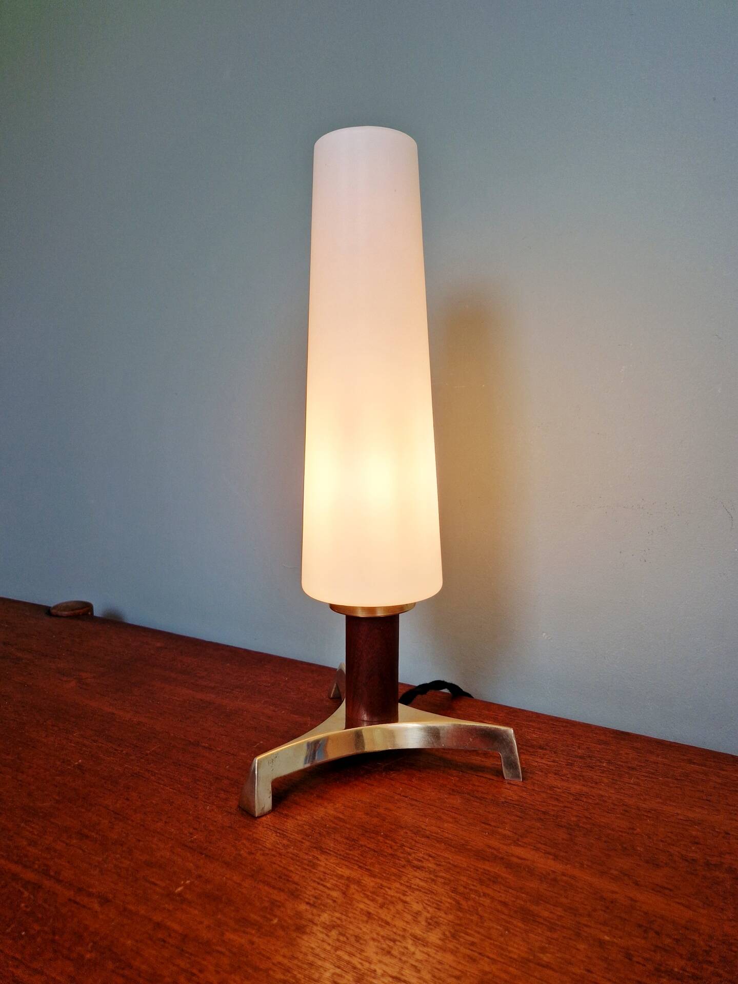 Lampe de table tripode en laiton et teck avec une bobèche tubulaire en opaline blanche satinée, design scandinave, années 1960.