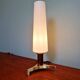 Lampe de table tripode en laiton et teck avec une bobèche tubulaire en opaline blanche satinée, design scandinave, années 1960.