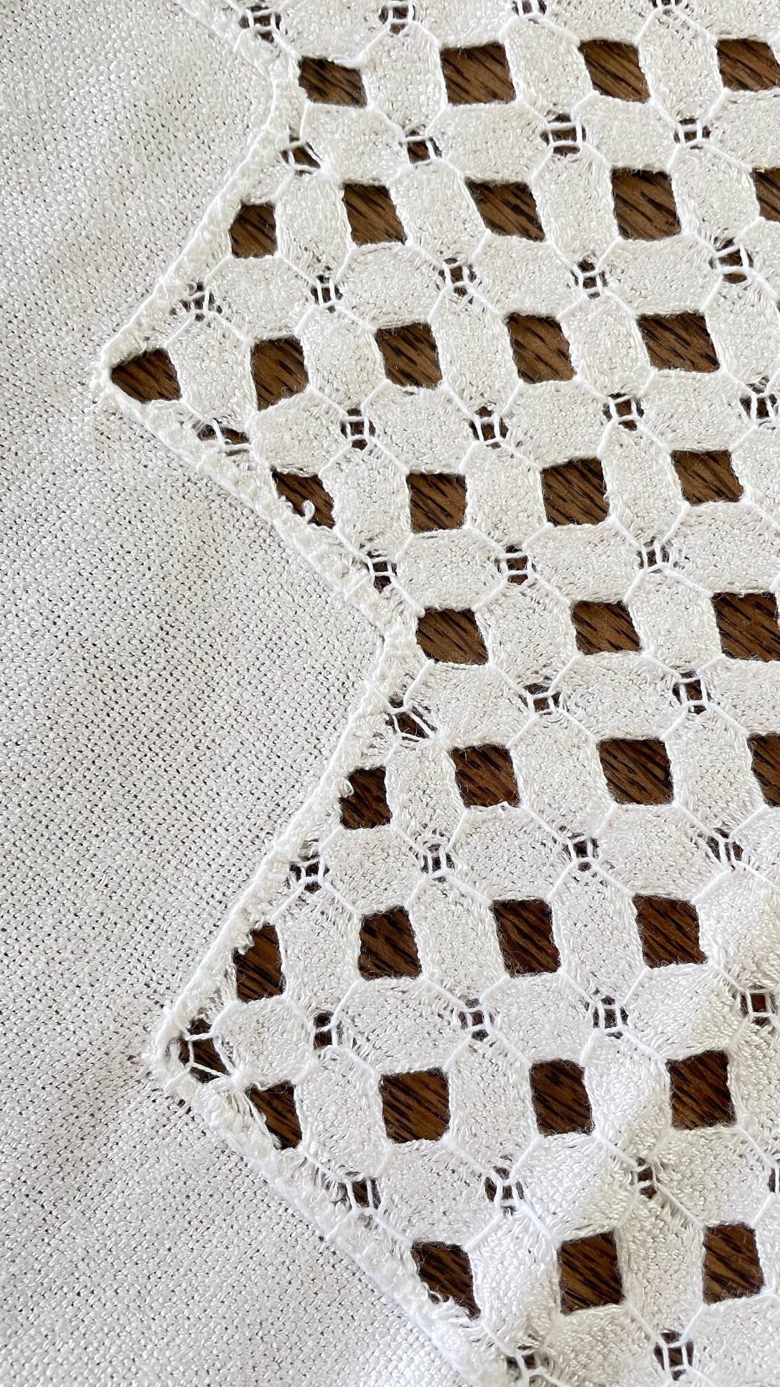 Embroidered tablecloth + 12 vintage napkins