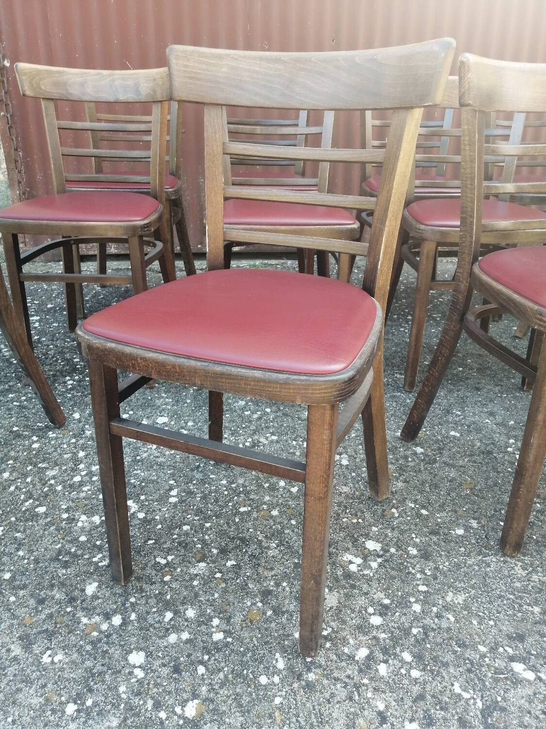 Lot de 4 chaises bistrot TON en bois courbé et assises en skaï rouge vintage.