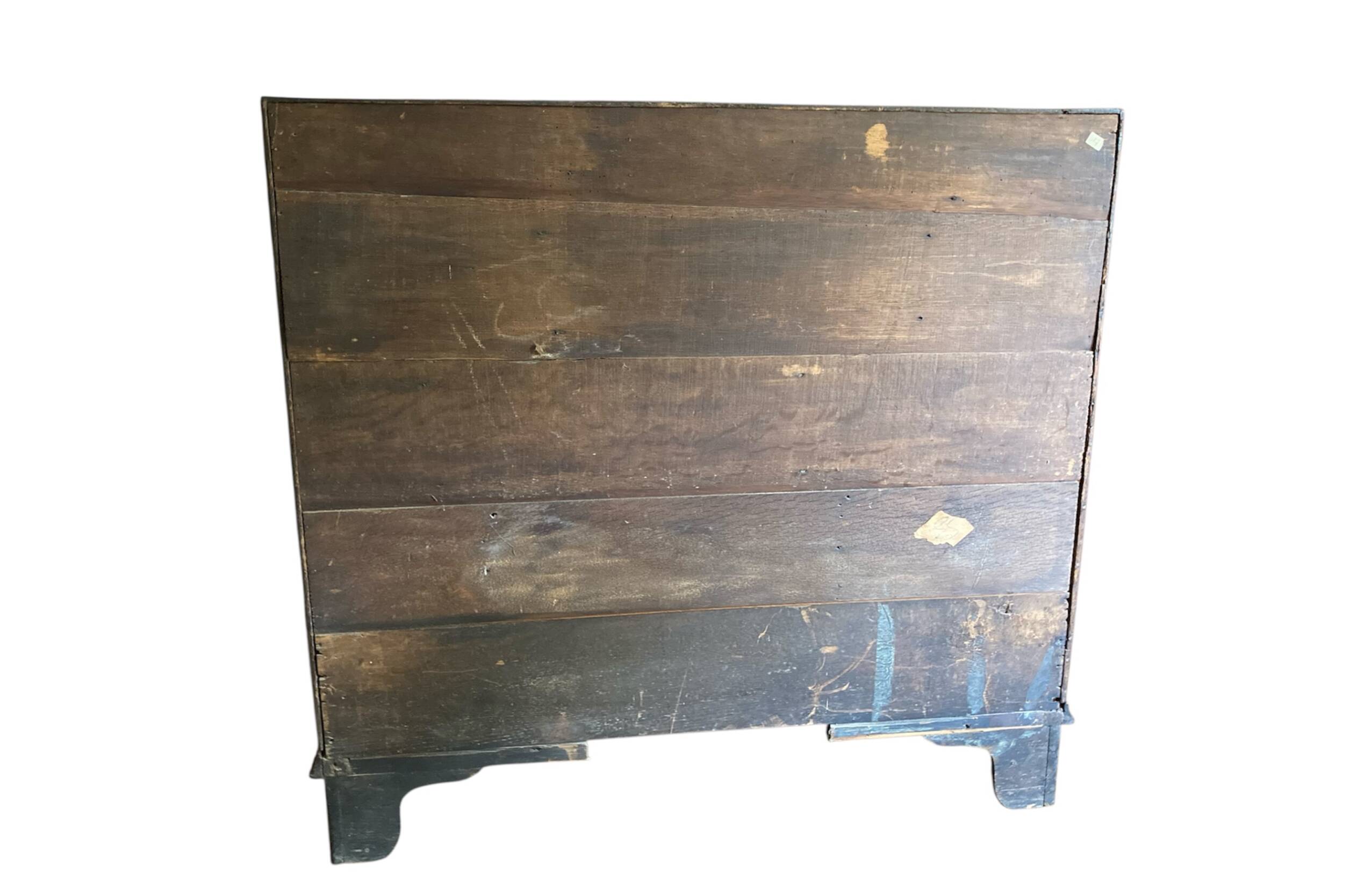 Small secretary in Dutch commode from the 18th century.