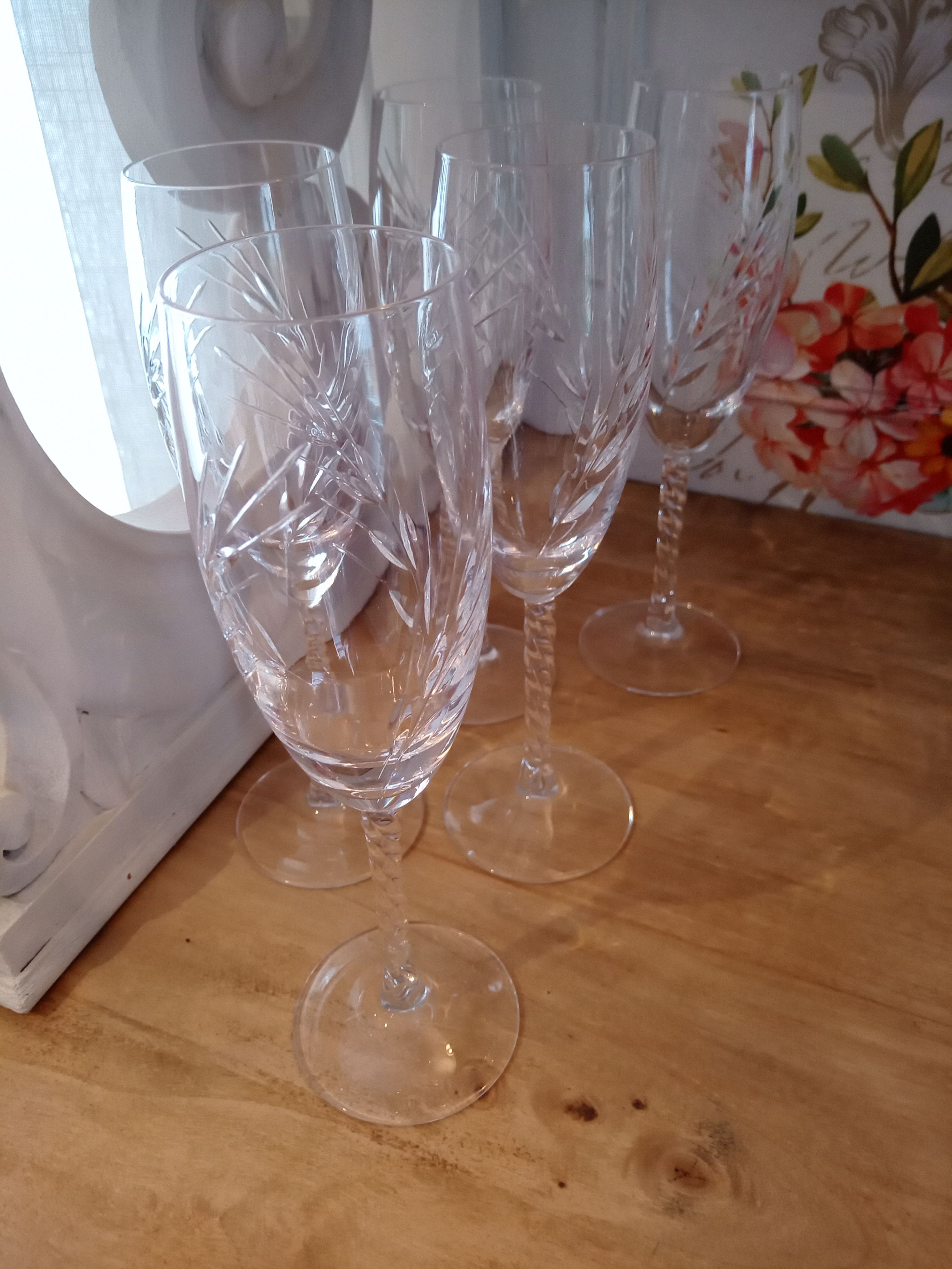 Lot of 5 champagne flutes in Epi model crystal and twisted foot