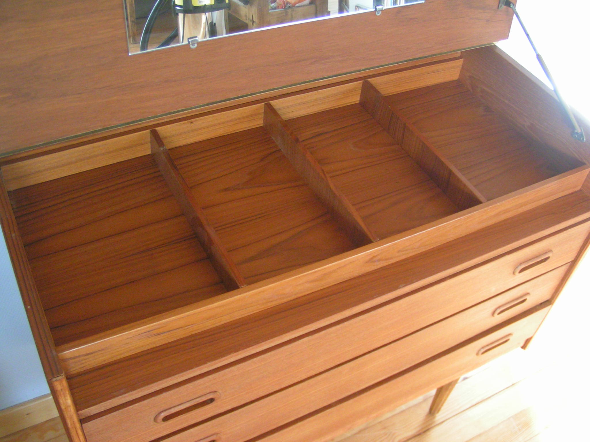 Hairdresser's chest of drawers