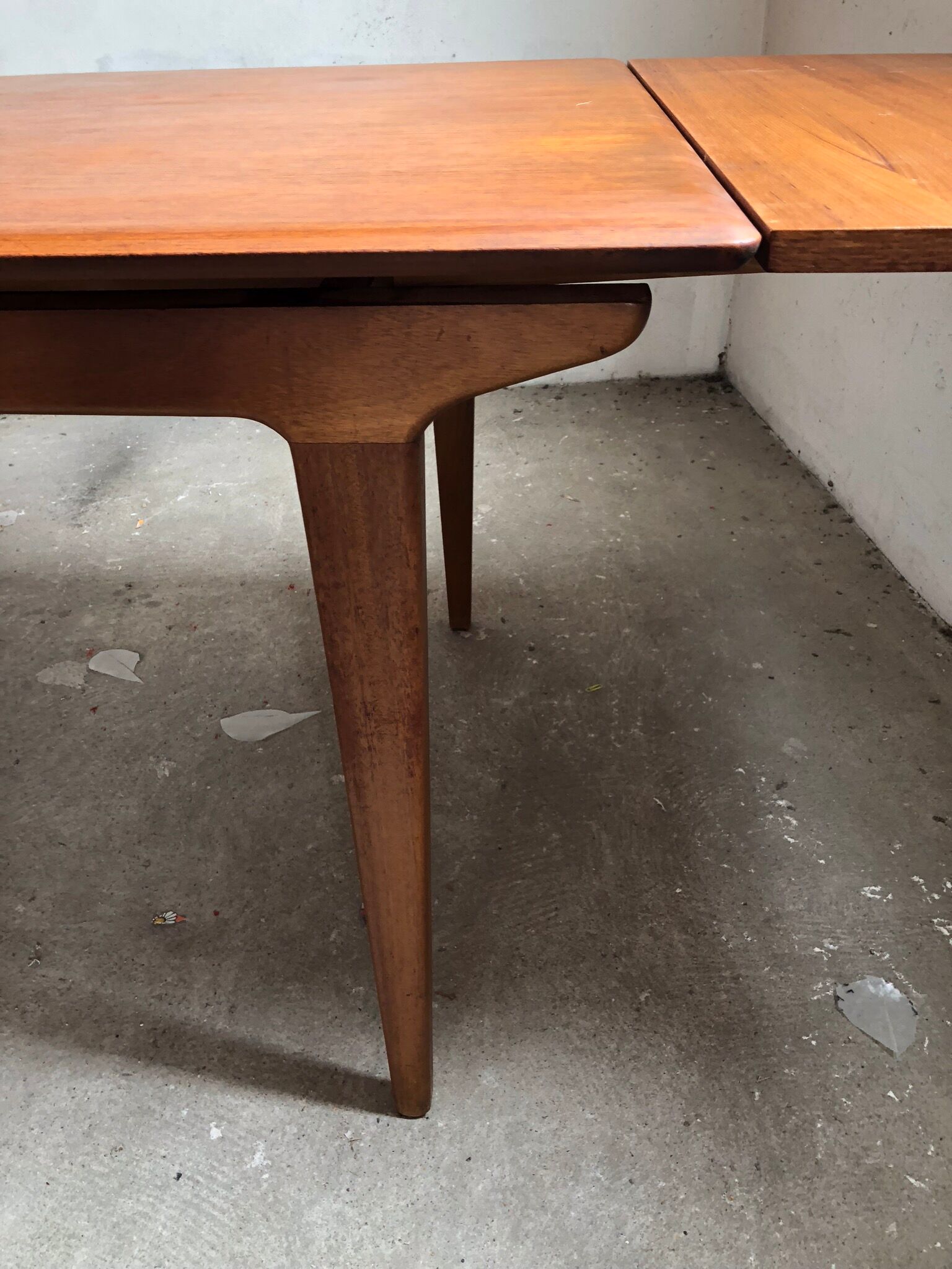 Extending scandinavian teak table