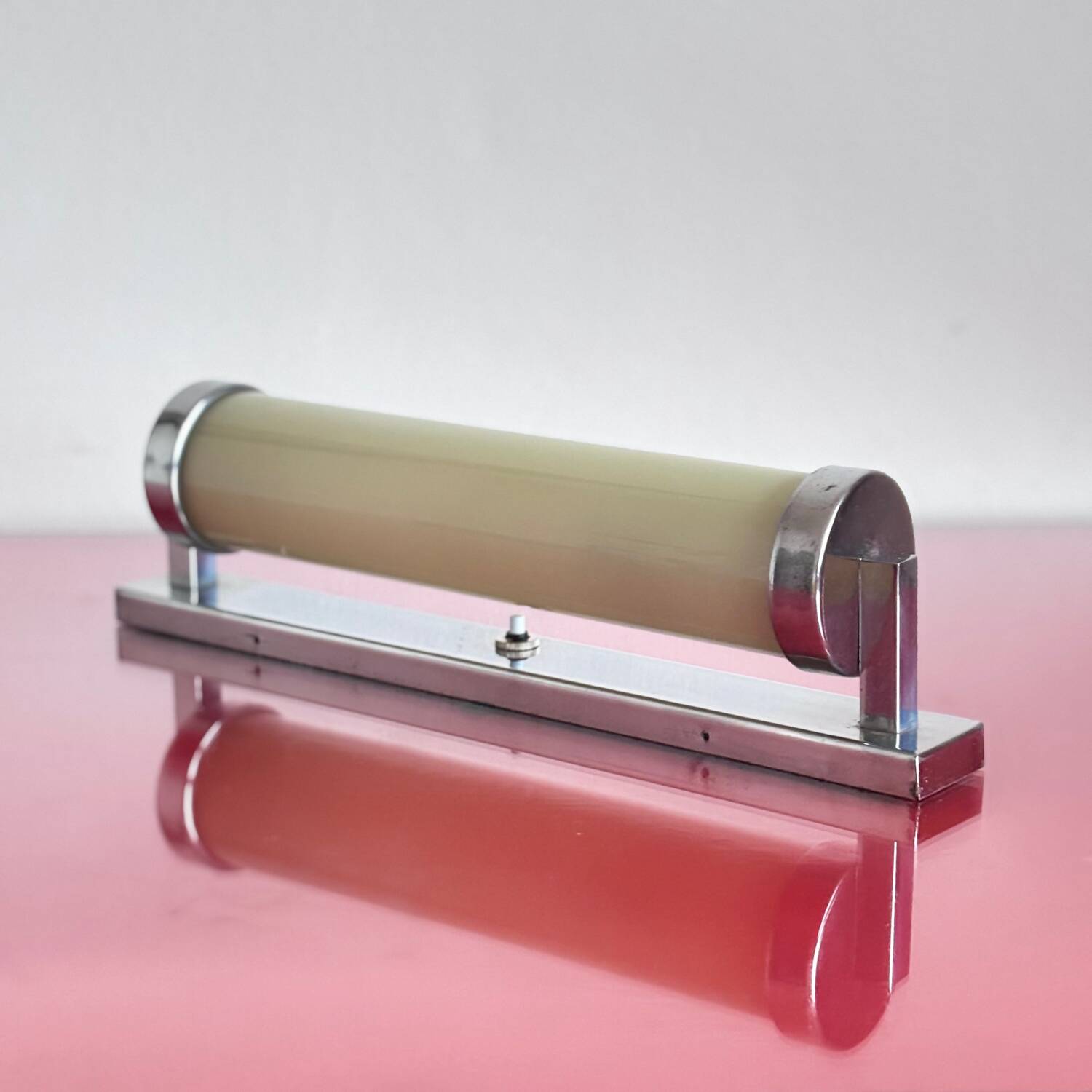 Functionalist wall lamp