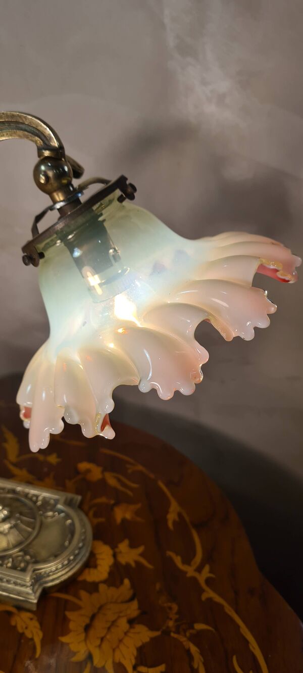 lampe bronze art nouveau ancienne 30x25 avec tulipe opalisante  interieur rouge tres rare