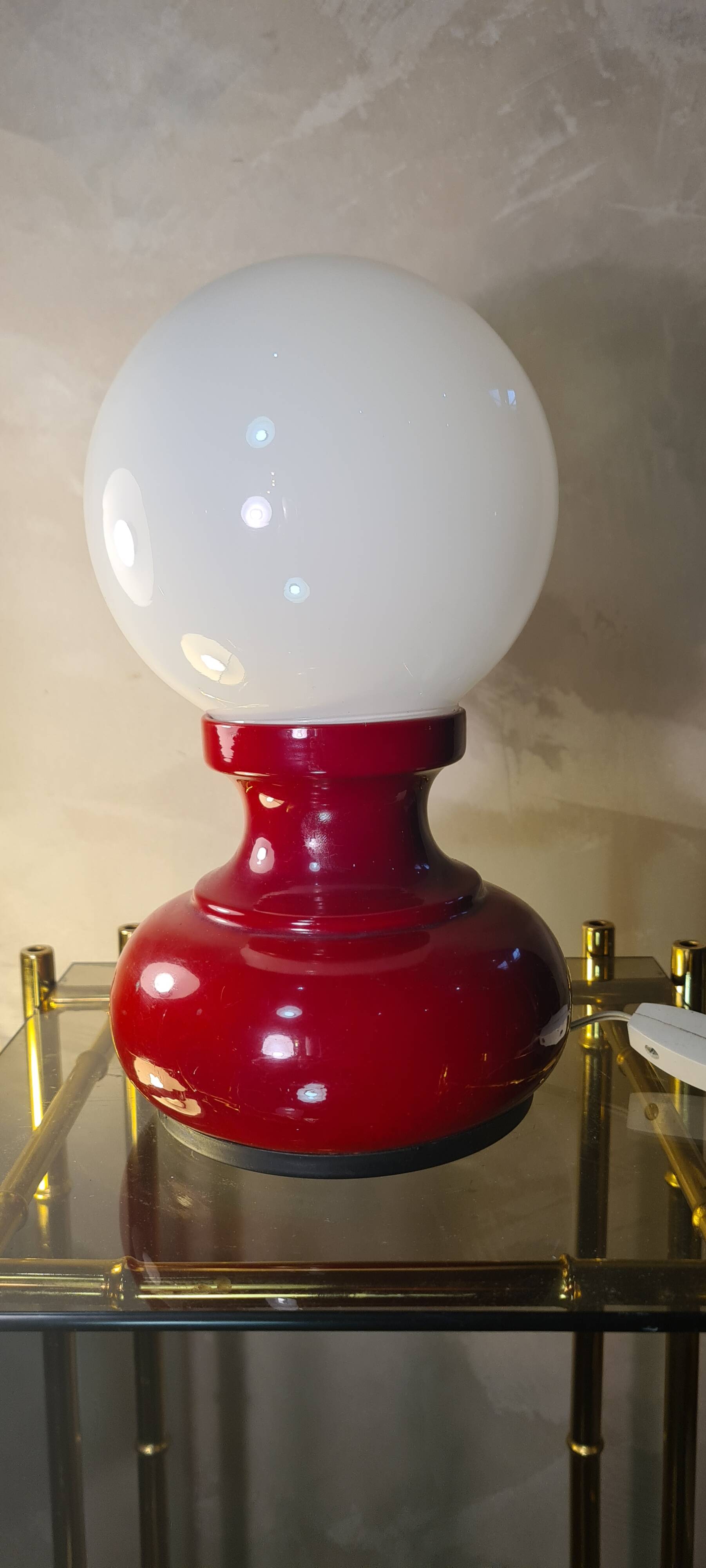petite lampe de table vintage, vintage,,, 1960 a 70,,, rouge  tres belle'26x12