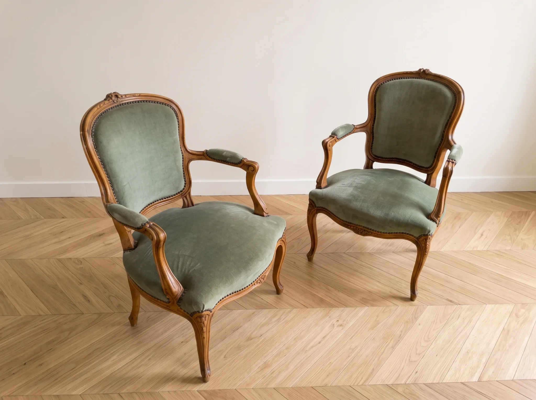 Paire de fauteuils cabriolet style Louis XV en velours vert