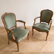 Paire de fauteuils cabriolet style Louis XV en velours vert
