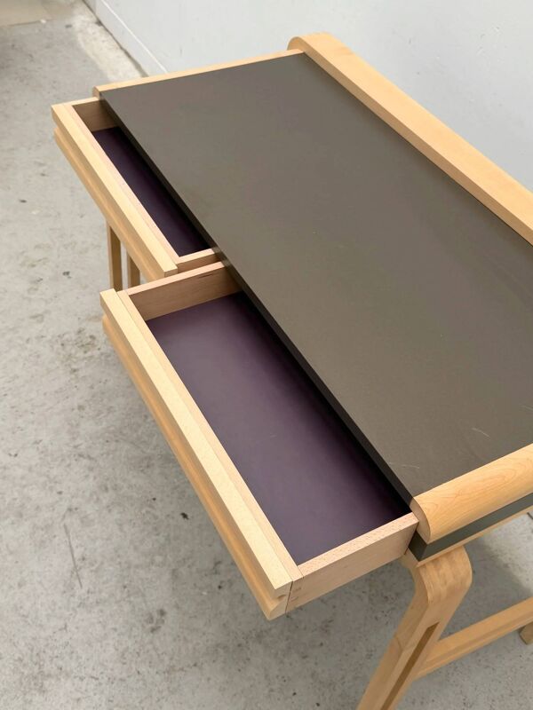 Bureau en bois massif et formica