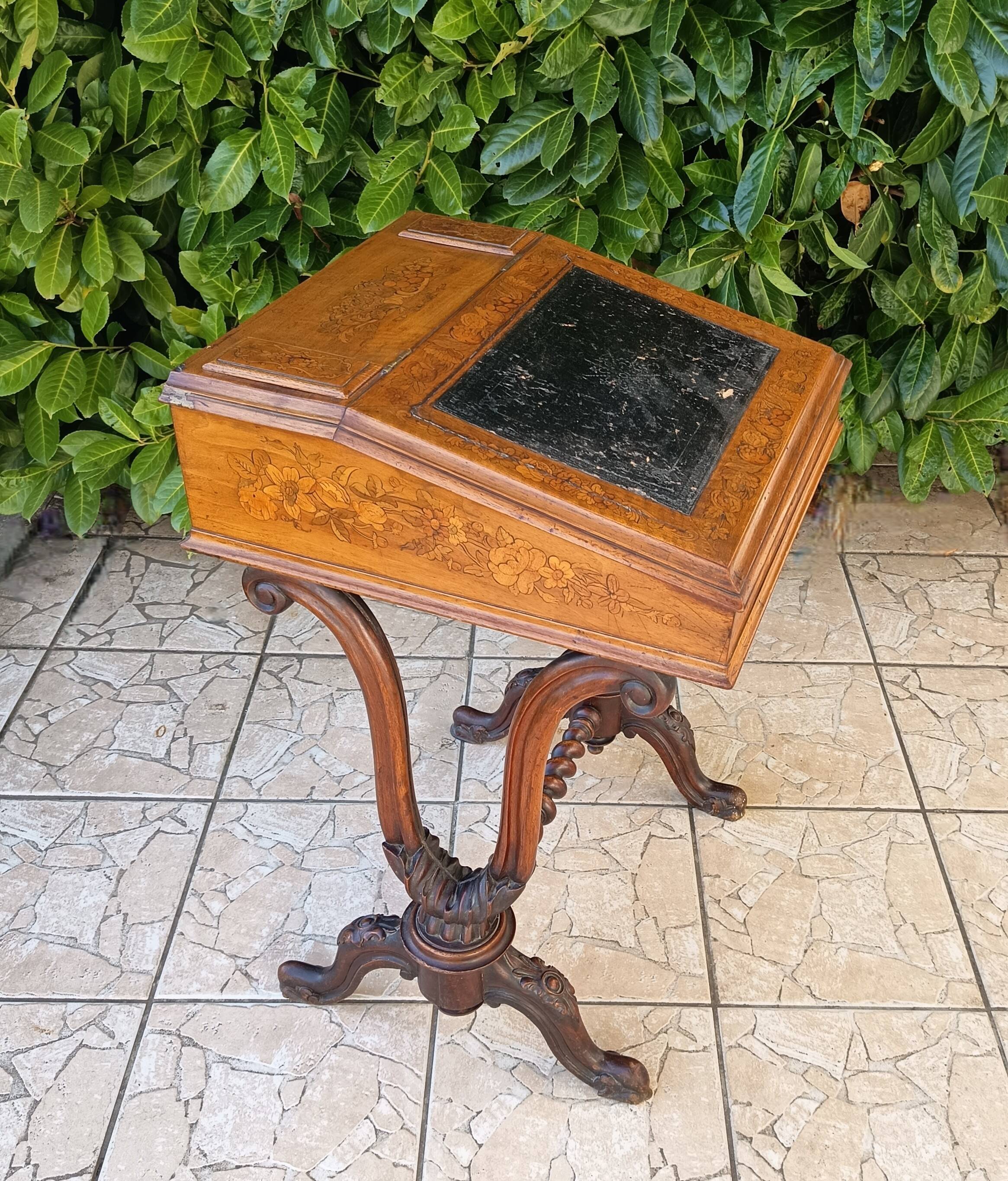 Davenport desk in marquetry walnut, Victorian period.