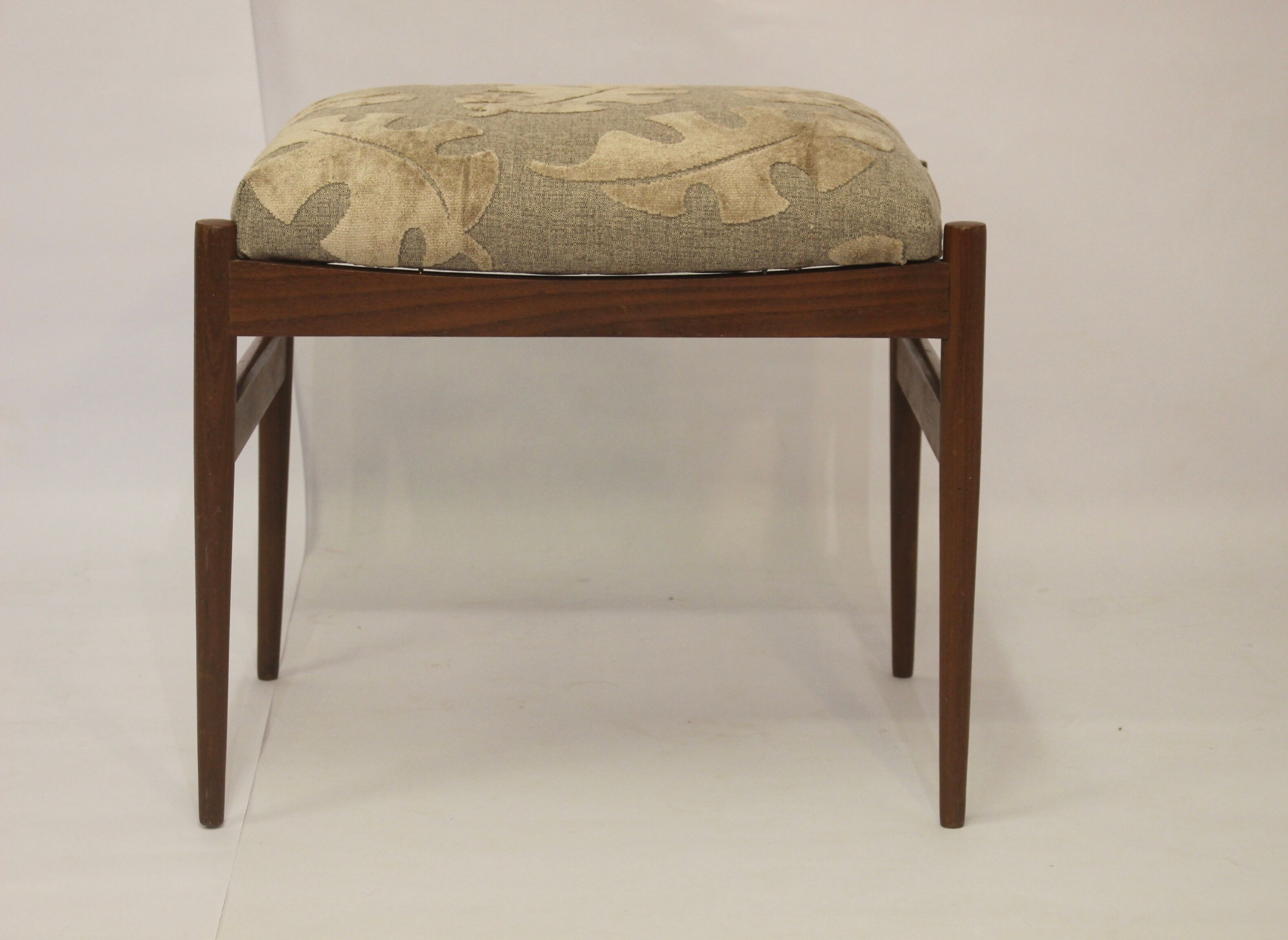 Scandinavian stool in beech 50