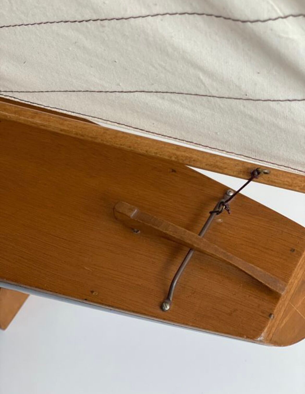 Voilier vintage sur piédestal