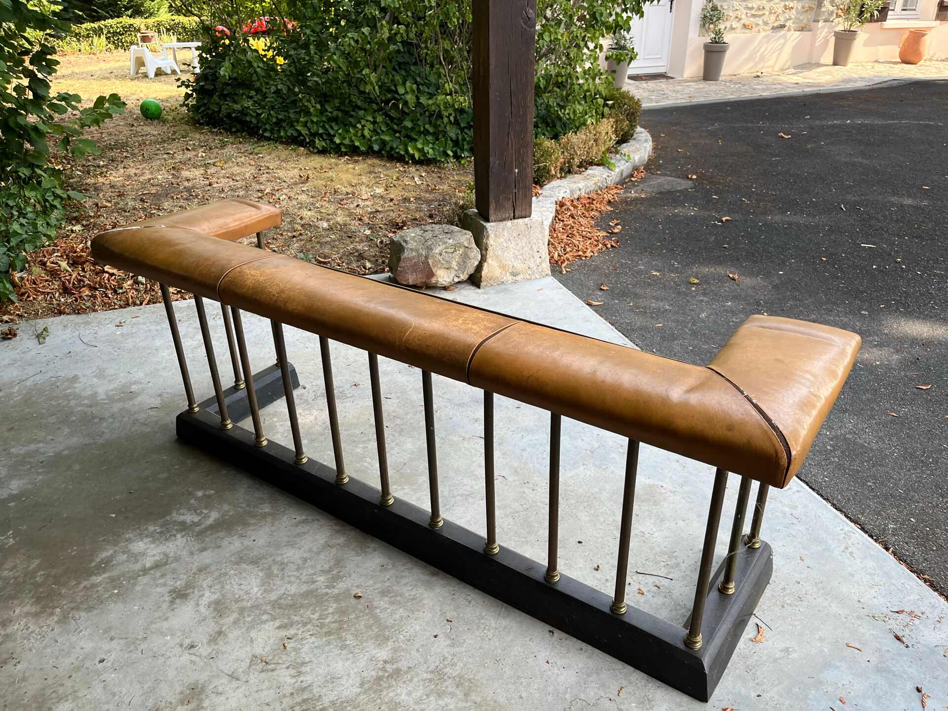 English fireplace bench – Club Fender – Tawny leather and brass –
