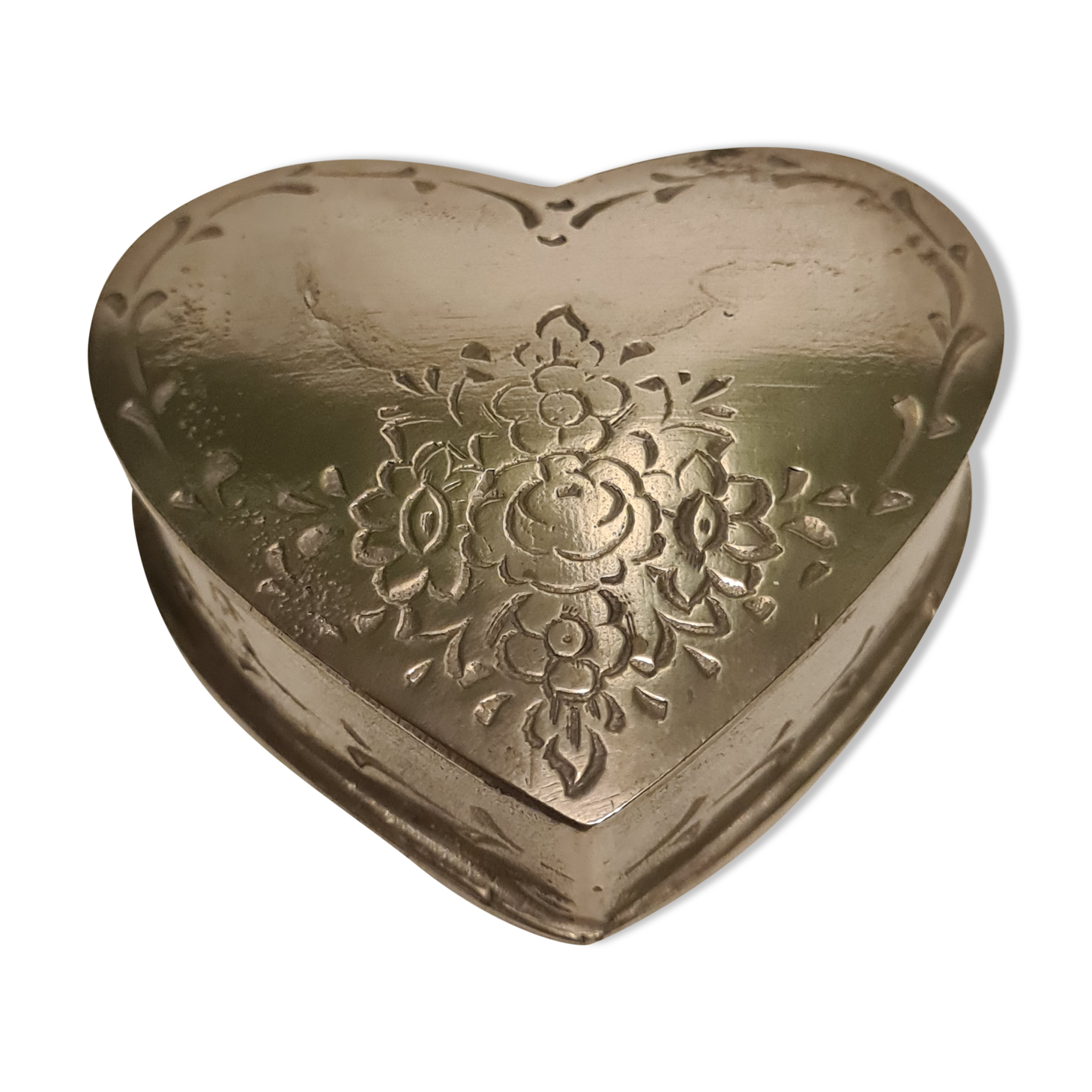 Small tin box carved heart floral decoration