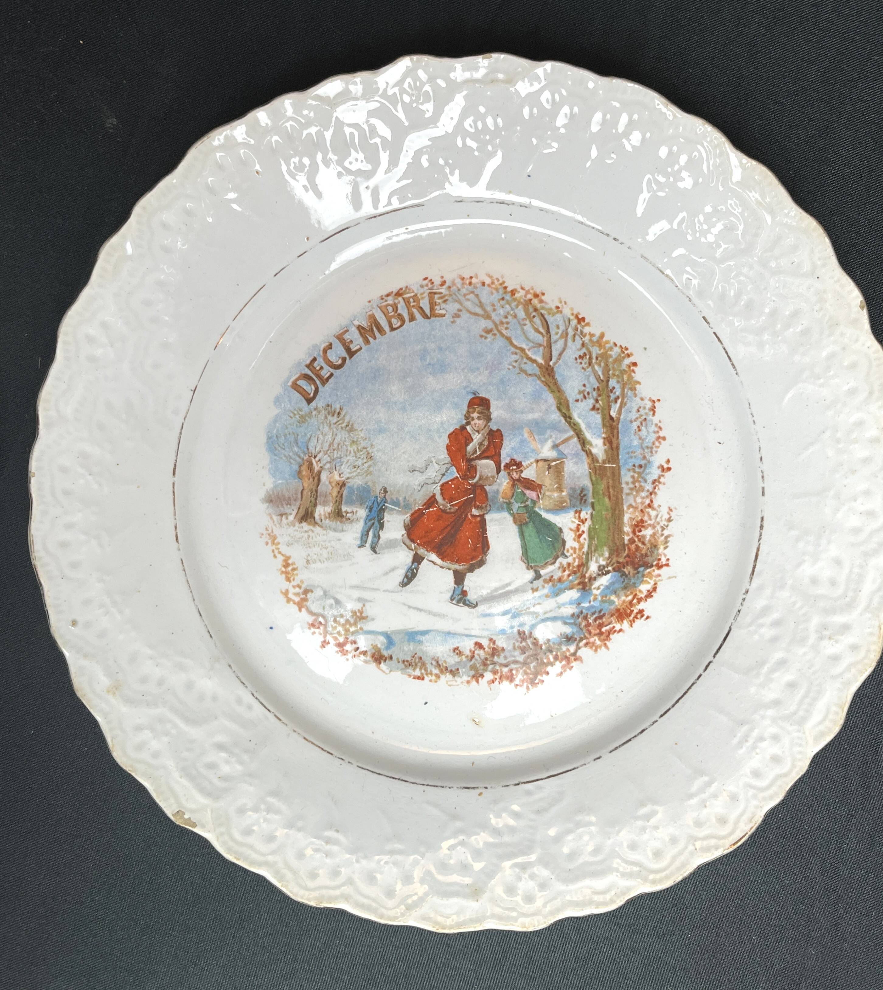 Arts de la table, douze assiettes dessert mois de l’année vers 1930