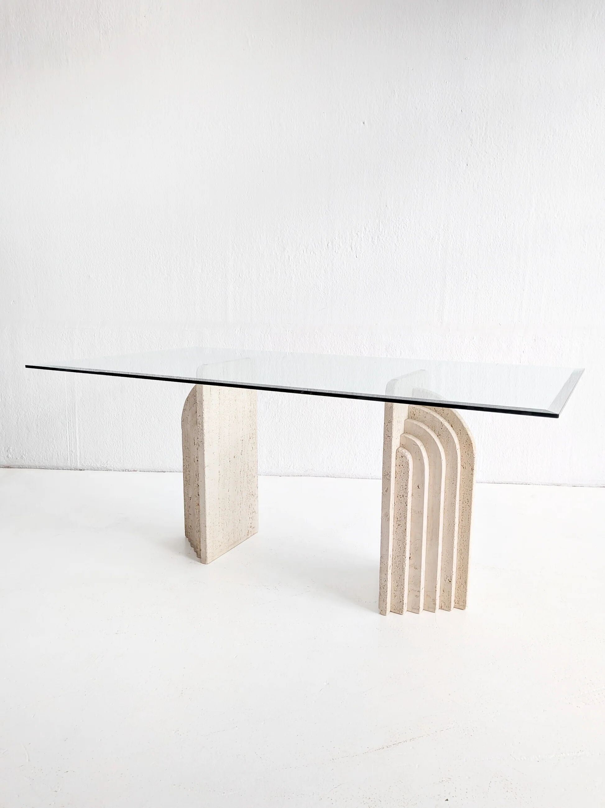 Dining table in travertine and glass with sculpted legs, 1970s.