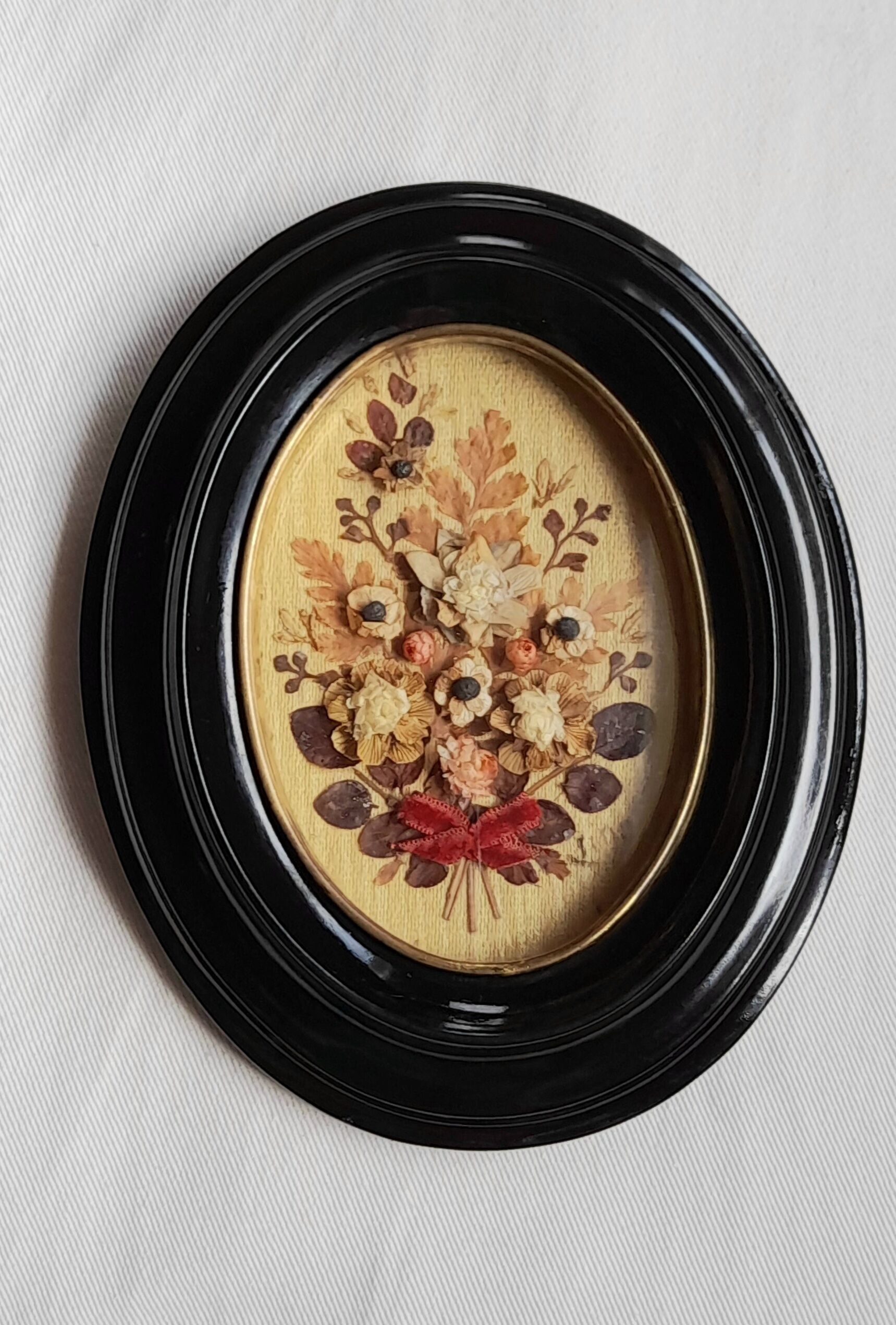 Oval frame dried flower
