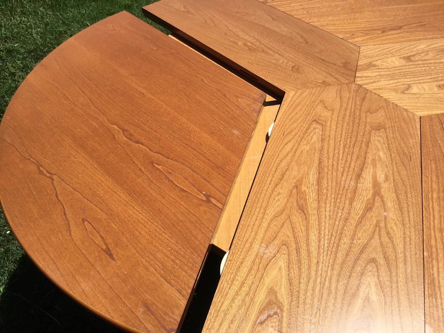 Round table in solid elm from the 80s