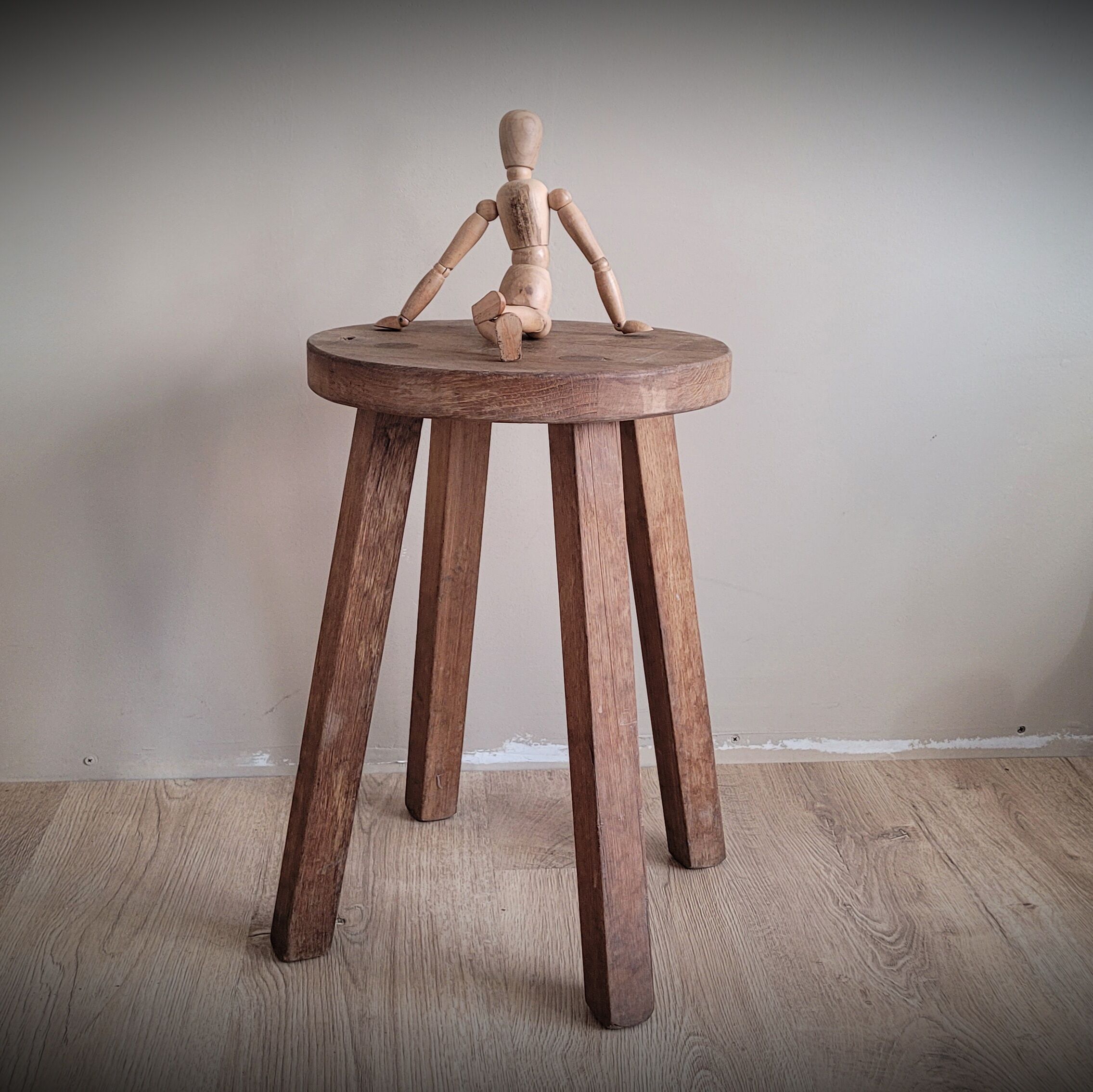 Round workshop stool