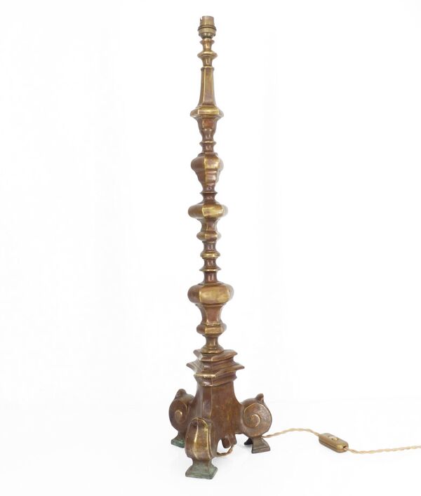 Lampe en bronze massif, base tripode à volutes, style néo-gothique, fin XIX